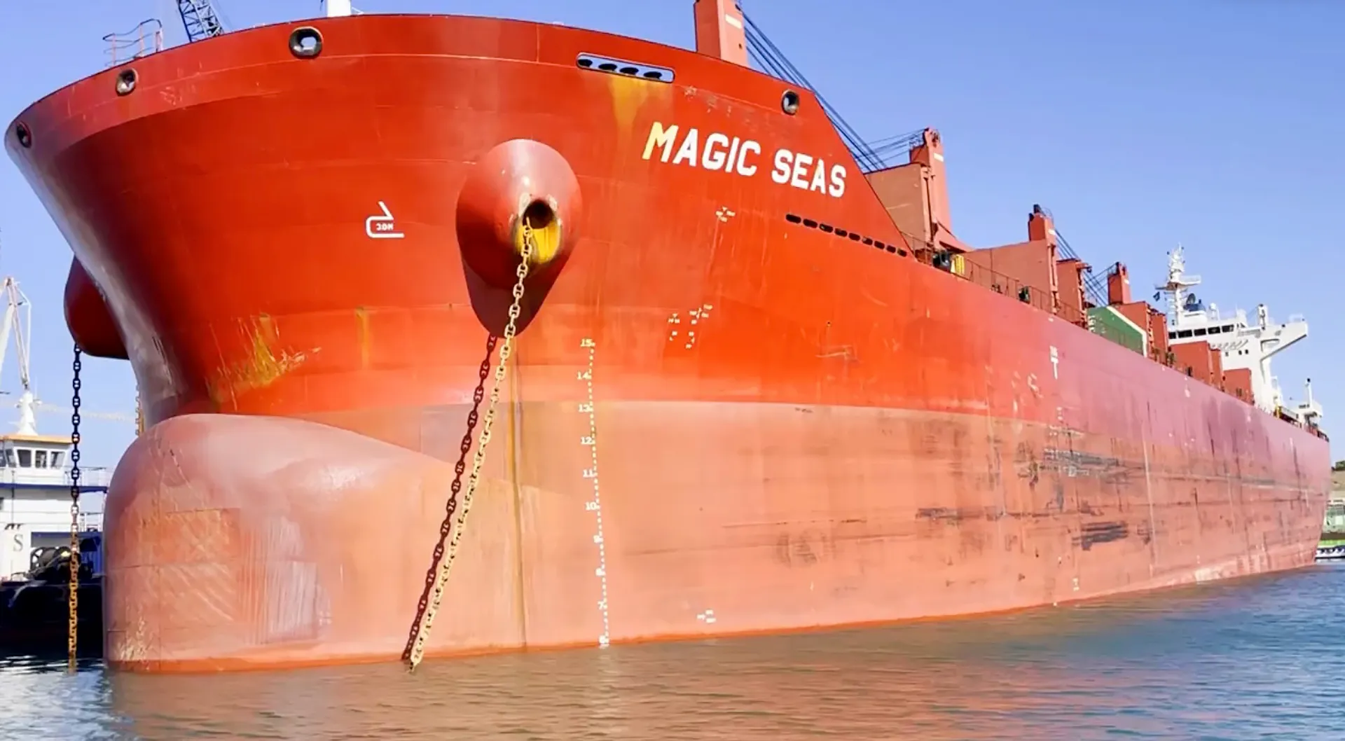 Ambrey : Crew abandon ship under attack in Red Sea off Yemen