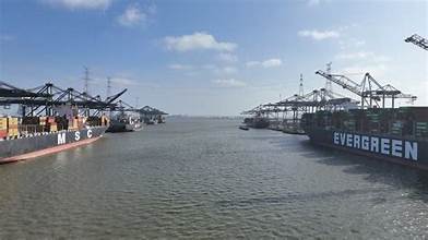 Port of Antwerp reopens the Scheldt following an oil spill