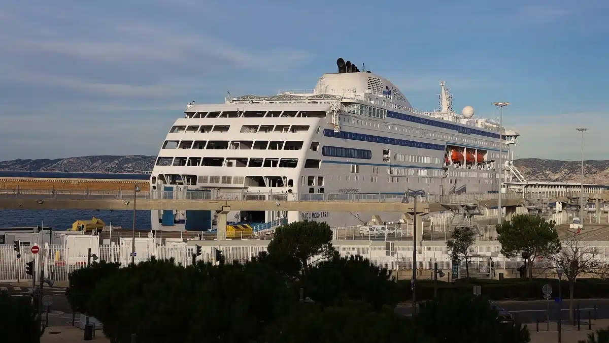 France seizes a ship chartered by Algeria days ago