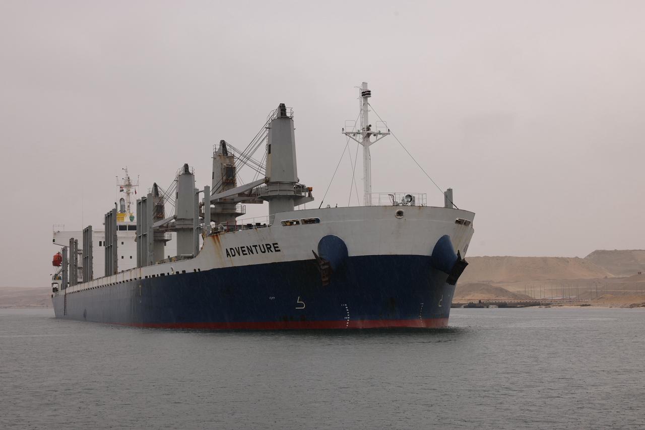 39 ships, with a combined net tonnage of 1.6 million tonnes, passed through the Suez Canal ( Photos )