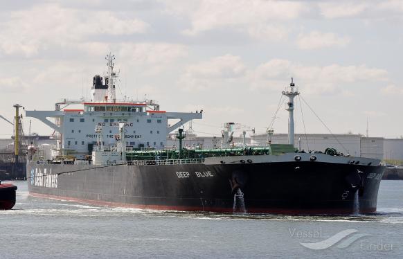 An oil tanker suspected of belonging to the Russian shadow fleet is intercepted by the French navy.