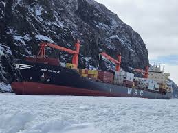 Attempts rescue the MSC Baltic III ship that ran aground in Canada