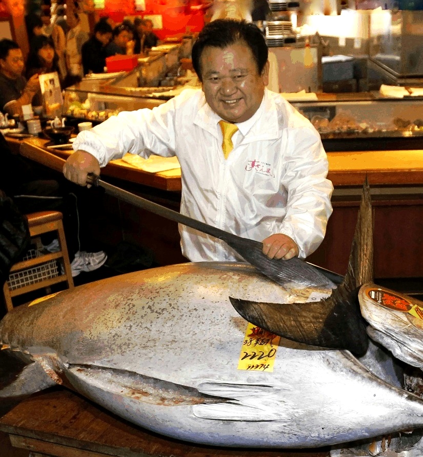 Restaurant buys fish a 276kg for more than a million dollars