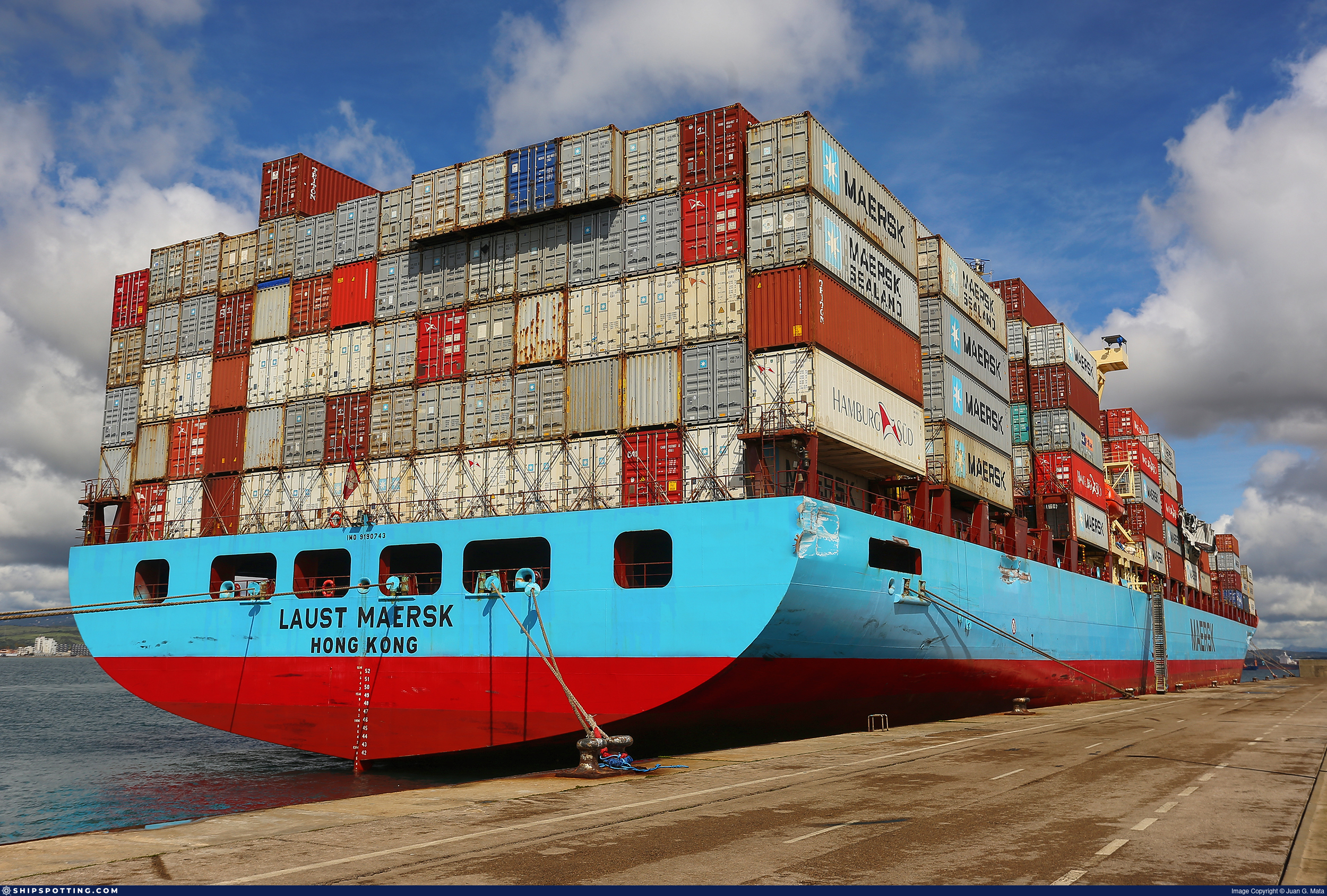 Investigation into smoke emanating from the cargo hold of the Maersk containership En Route To Colombia