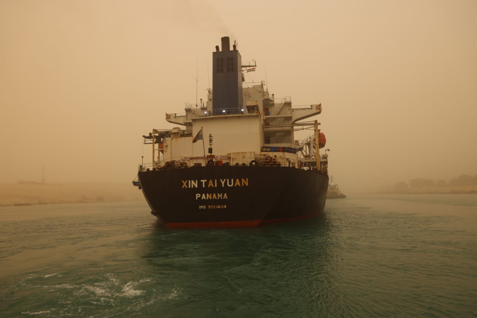 Refloating the bulk carrier "XIN TAIN YUAN" in Suez Canal due to a technical malfunction ( Photos )