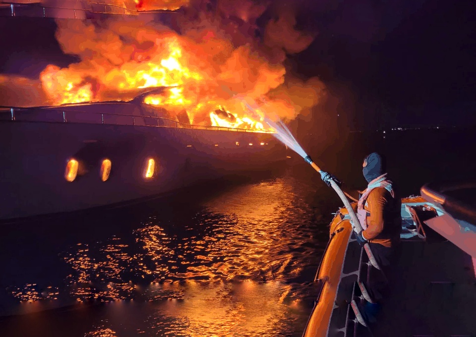 Watch Fire destroys 27m yacht Dominic in Isla Mujeres, Mexico Maritime Tickers