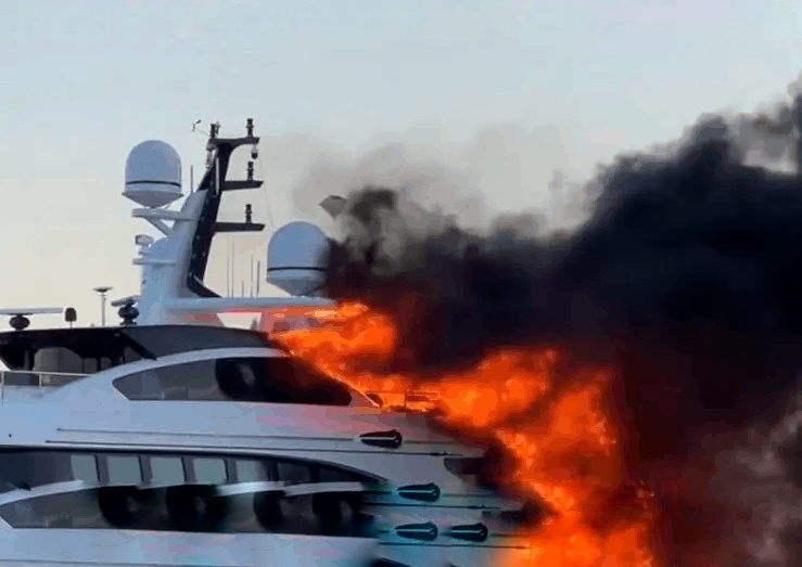 Fire engulfs 47m Heesen superyacht ATINA in Olbia,Sardina Maritime Tickers