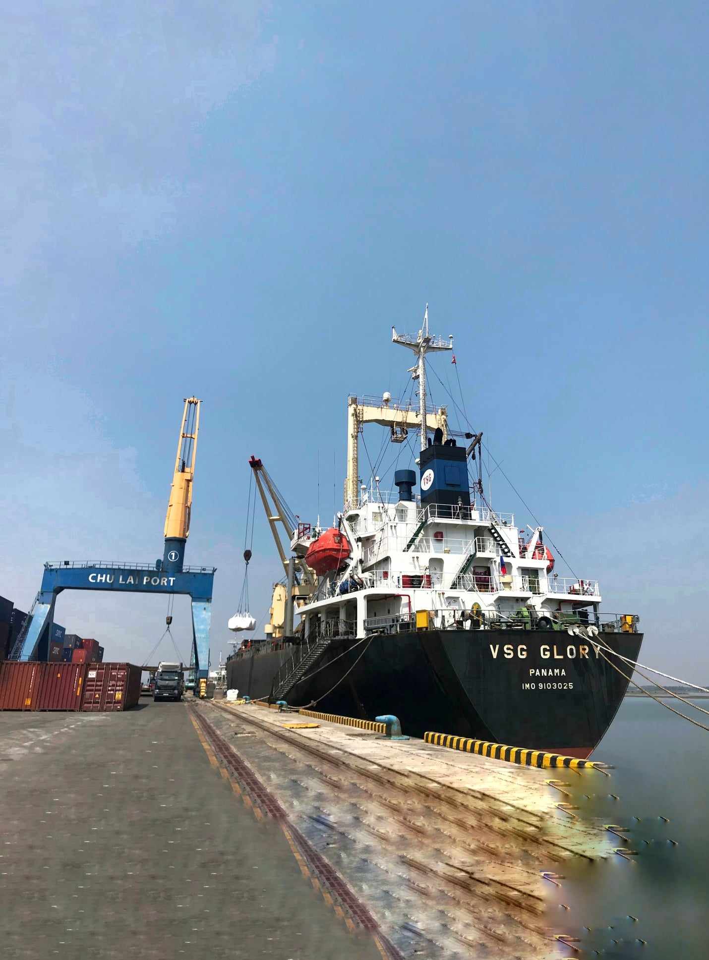 Containment and suction of the oil spill from ship VSG GLORY Maritime Tickers.jpg