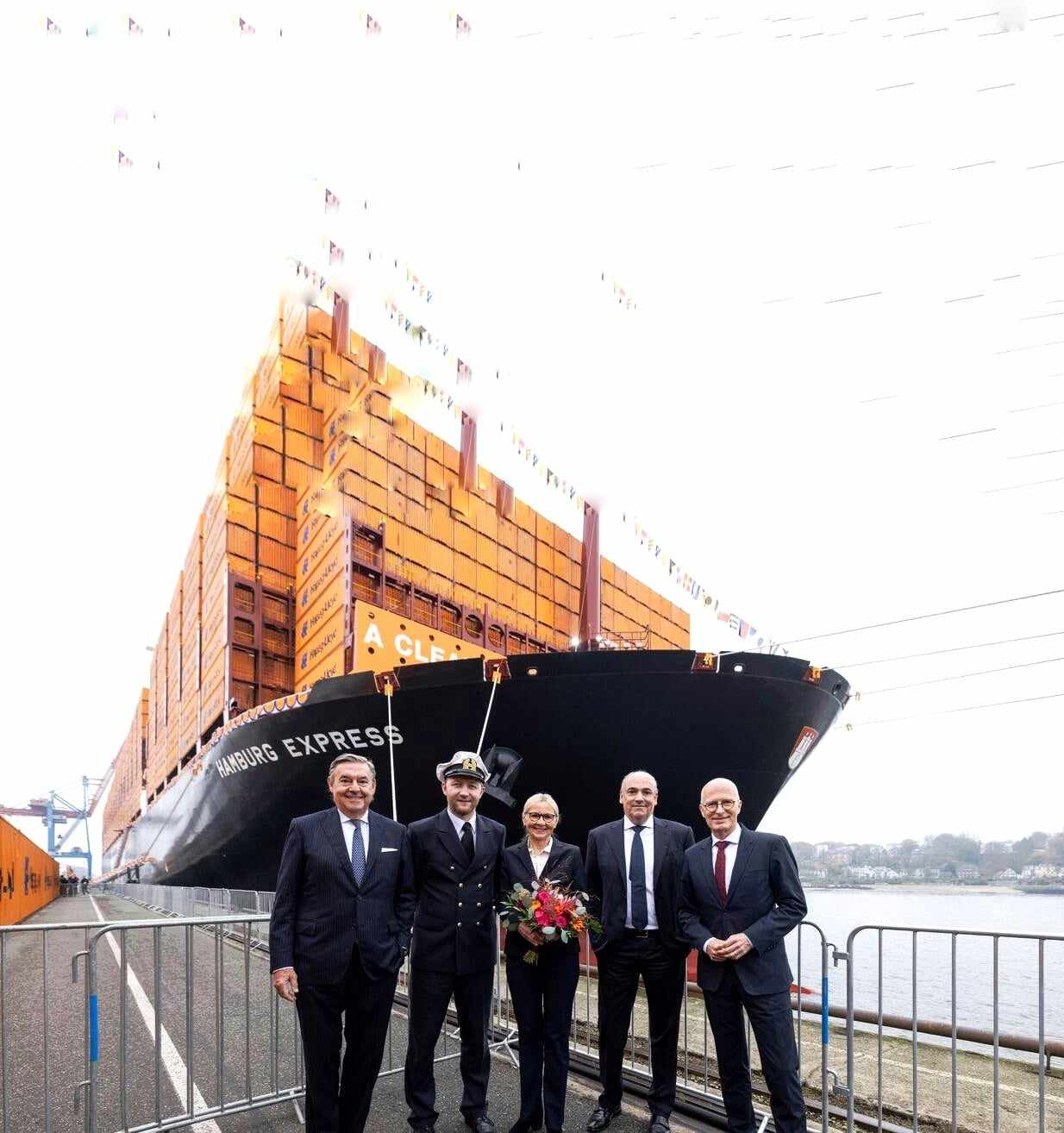 Hapag-Lloyd christens the “Hamburg Express” in Hamburg Maritime Tickers